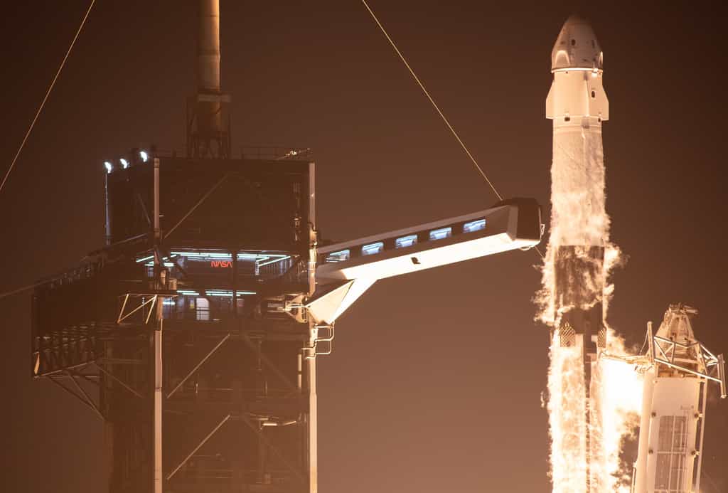 Lanceur Falcon 9 au décollage, le 27 avril 2022, avec le vaisseau Dragon à son sommet. © Nasa, Joel Kowsky