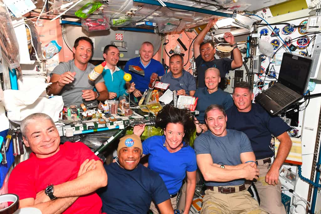 Repas festif pour saluer le départ de l'équipage Crew 1, remplacé par l'équipage Crew 2 (Thomas. Pesquet, en haut à gauche sur la photo). © Jaxa, Nasa, S. Noguchi
