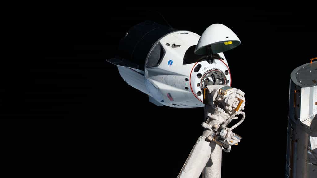 Amarrage du Crew Dragon à la Station spatiale internationale lors de son premier vol démonstration. La capsule de SpaceX, inhabitée pour ce vol, s'est arrimée de façon automatisée au complexe orbital (mars 2019). © Nasa