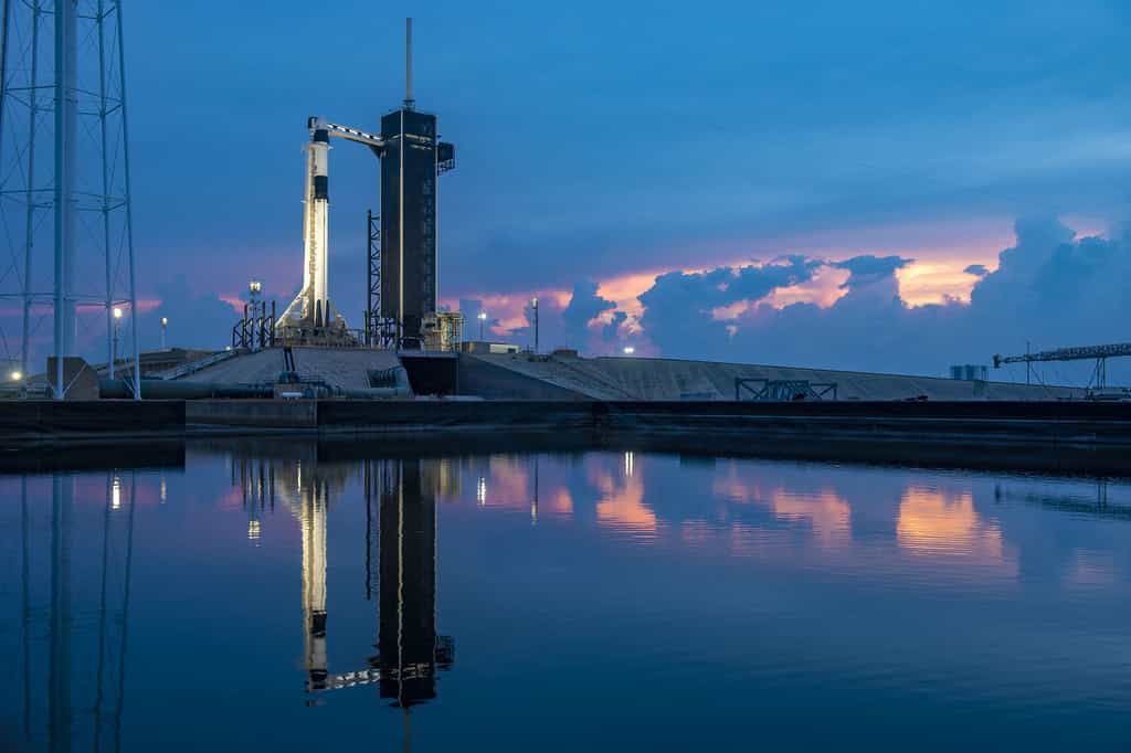 Le lanceur Falcon 9 et le Crew Dragon à son bord sur le pas de tir du complexe 39A de Cap Canaveral le 27 mai 2020. © SpaceX