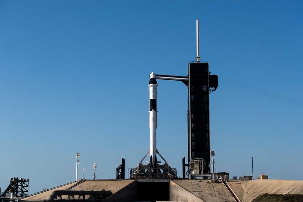 Le système de transport spatial de SpaceX, composé du lanceur Falcon 9 et du véhicule habité Crew Dragon, sur son pas de tir du Centre spatial Kennedy de la Nasa. © SpaceX
