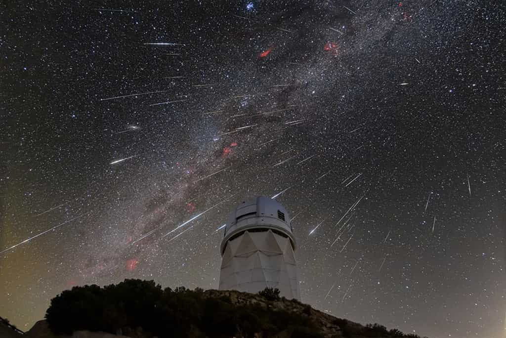 Desi observe le ciel depuis le télescope Mayall, présenté ici lors de la pluie de météores des Géminides de 2023. © KPNO, NOIRLab, NSF, AURA, R. Sparks