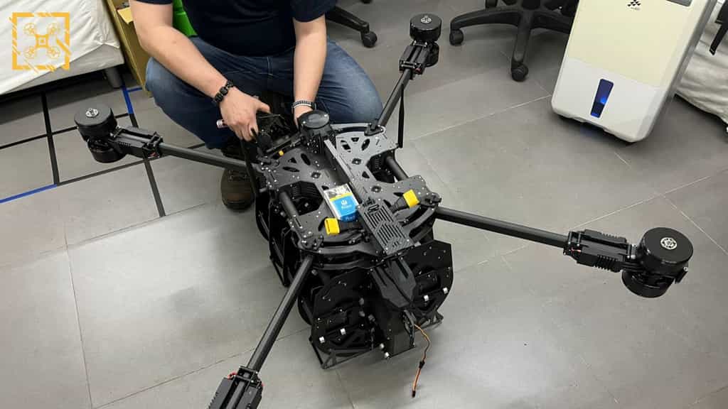 Ce drone de type grand public a été modifié pour porter un barillet contenant des obus de mortier. Ce chargeur permet de multiplier les chances d’atteindre une cible. © Twitter