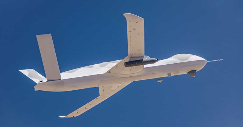 Le drone Avenger porte sous son aile droite&nbsp;le Legion Pod mis au point par Lockheed Martin. Avec lui, il est capable d’engager des cibles de façon totalement autonome. © General Atomics