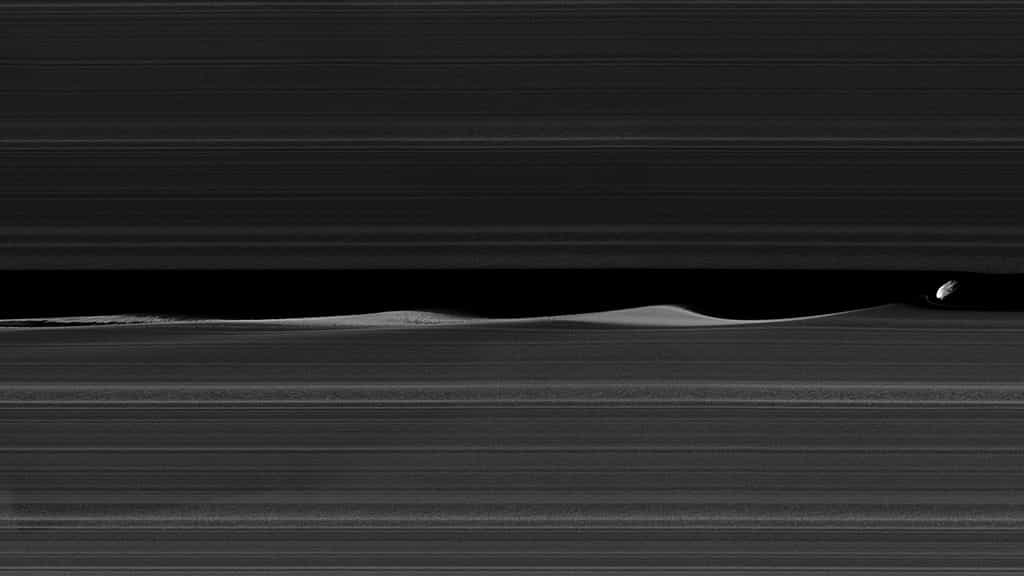 Daphnis fait des vagues dans les anneaux de Saturne