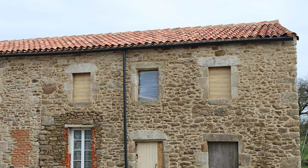 Mur gouttereau en pierre, chantier de rénovation d’une longère d’habitation sise près de la ville des Herbiers, au cœur de la Vendée © Nicoll
