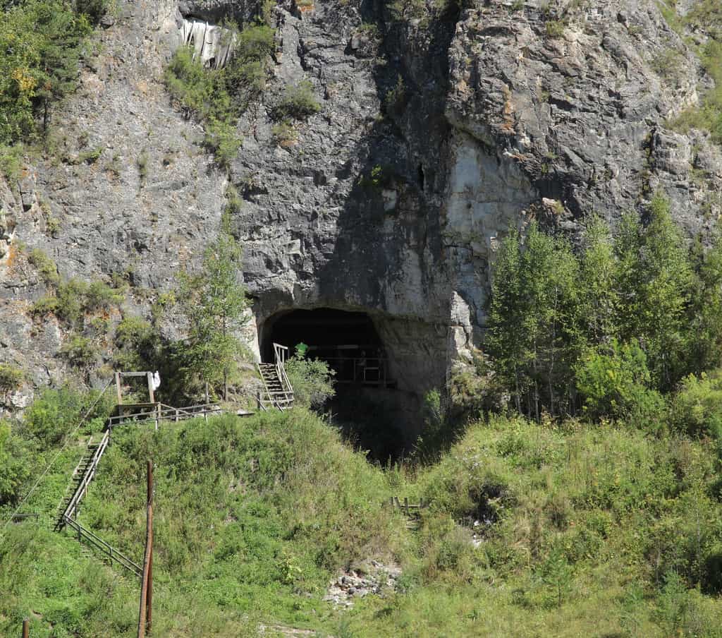 La grotte de Denisova se trouve en Sibérie. © Sergei Zelenski, université de Wollongong
