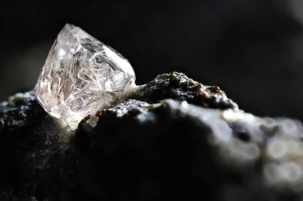 Diamant dans sa gangue de kimberlite. © Björn Wylezich, Adobe Stock