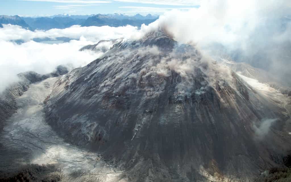 Vue du volcan Chaitén en éruption, en 2009, au Sud du Chili, avec son dôme de lave rhyolitique. © CC by-sa 2.0