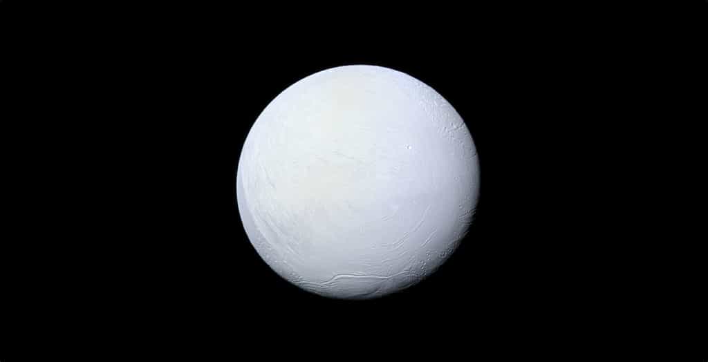 Une lune de Saturne, Encelade, est un petit monde glacé potentiellement habitable dans notre Système solaire. © Nasa, JPL