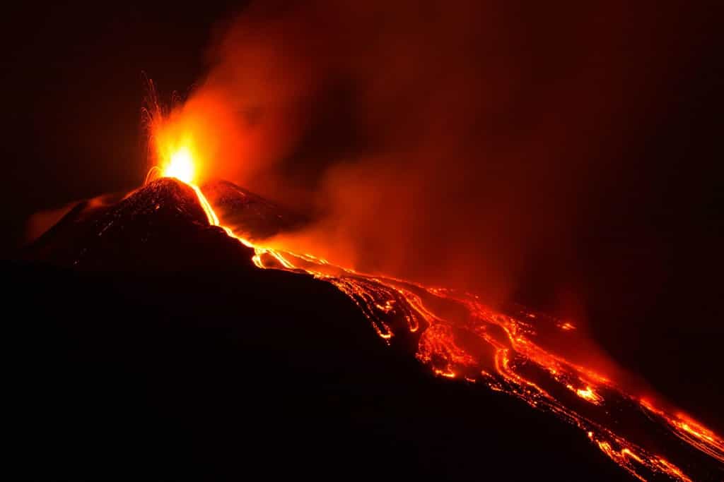 Éruption de l'Etna et coulées de lave. © Sebàstian, Adobe Stock