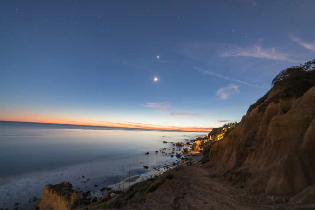 La Lune et Vénus, l'étoile du Berger, au crépuscule. © david, Fotolia