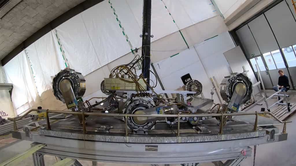 Modèle de test des roues du rover ExoMars Rosaline Franklin. Ce test a été réalisé à la vitesse réelle à laquelle le rover se relèvera sur Mars. Une vitesse très lente comme le montre cette vidéo... © Ruag