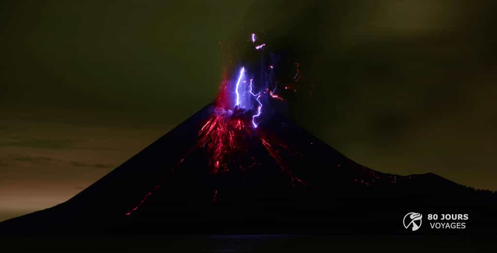 Explosion au Krakatau avec éclairs intra-panaches — Décembre 2018. © 80 Jours Voyages, Sylvain Chermette