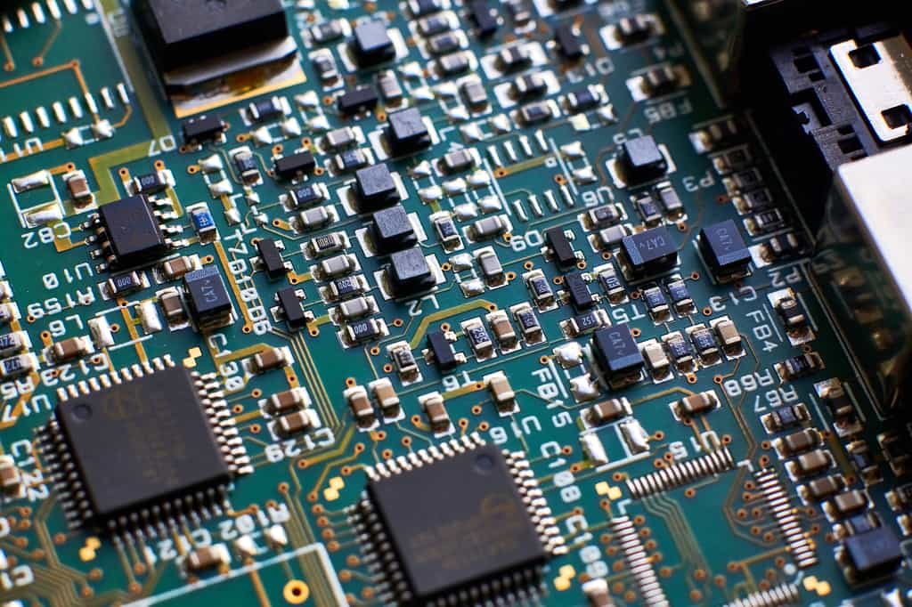 Un FPGA (Field Programmable Gate Arrays) désigne un circuit intégré composé d’un réseau de cellules programmables. Chaque cellule est capable de réaliser une fonction, choisie parmi plusieurs possibles. Les interconnexions sont également programmables. © fotowunsch, Adobe Stock
