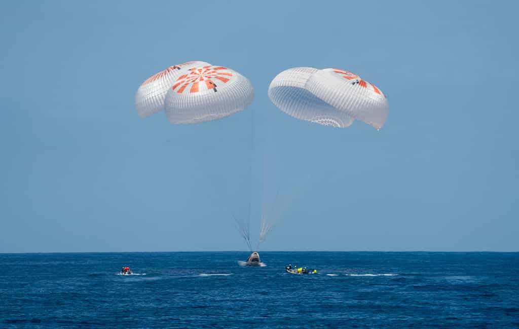 Amerrissage du Crew Dragon de SpaceX qui ramène l'équipage d'Axiom-1 sur Terre. © Nasa