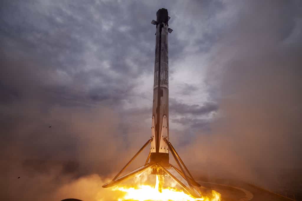 Retour de l'étage principal du Falcon 9 utilisé pour lancer le Crew Dragon de SpaceX lors de démo-2 en mai 2020. © SpaceX