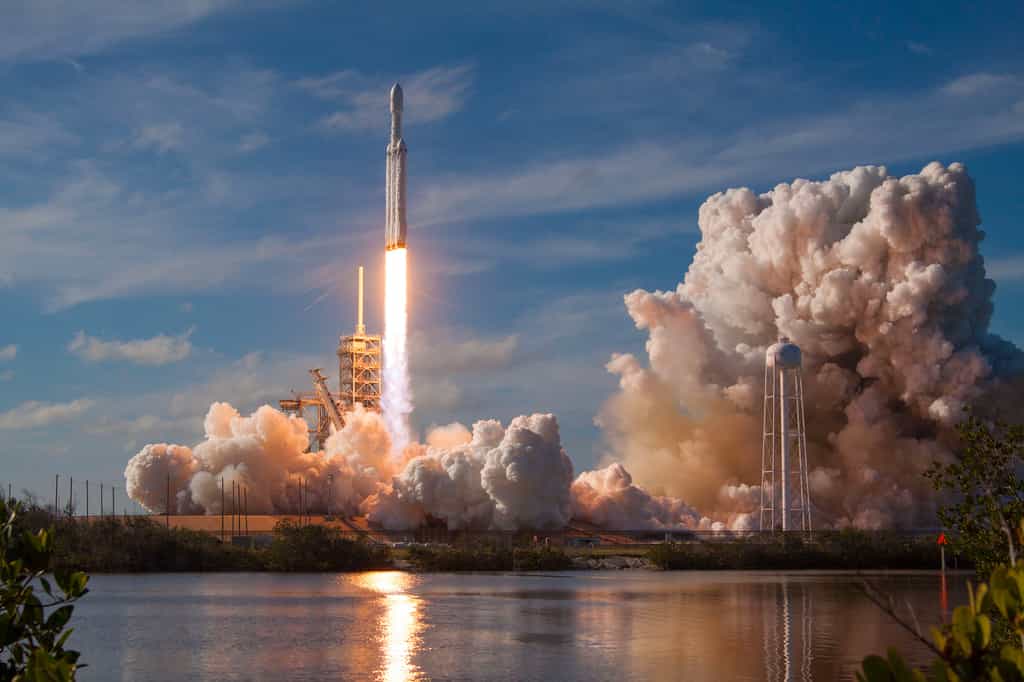 Vol inaugural du Falcon Heavy de SpaceX (février 2018). Le lanceur, le plus puissant au monde en service, a décollé du pas de tir 39A, du complexe de lancement 39 du Centre spatial Kennedy (Floride, États-Unis) réaménagé pour l'accueillir et la version habitée du Falcon 9. © SpaceX
