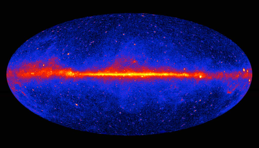 La vue de Fermi sur le ciel gamma s'améliore constamment. Cette image du ciel entier comprend trois années d'observations par le télescope à grande surface de Fermi (LAT). Il montre comment le ciel apparaît à des énergies supérieures à 1 milliard d'électronvolts (1 GeV). Des couleurs plus claires indiquent des sources de rayons gamma plus lumineuses. Une lueur diffuse remplit le ciel et est la plus brillante le long du plan de notre Galaxie (au milieu). Les sources discrètes de rayons gamma comprennent des pulsars et des restes de supernovae dans notre Galaxie ainsi que des galaxies lointaines alimentées par des trous noirs supermassifs.&nbsp;© Collaboration Nasa/DOE/Fermi LAT