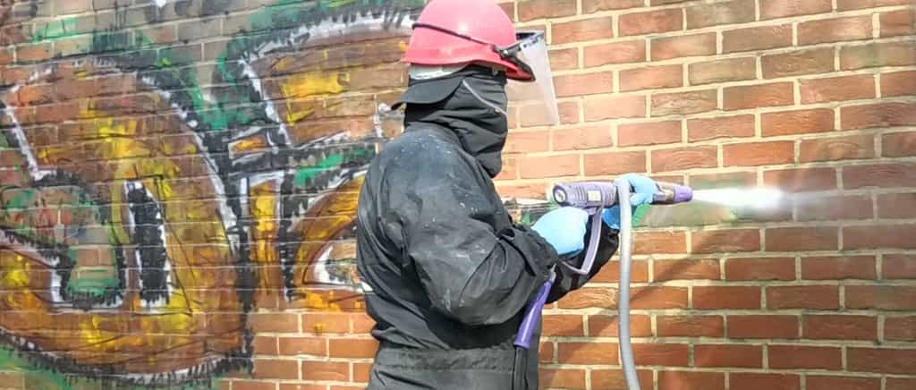 Le sablage sec est très efficace contre les graffitis. © la-sableuse.info