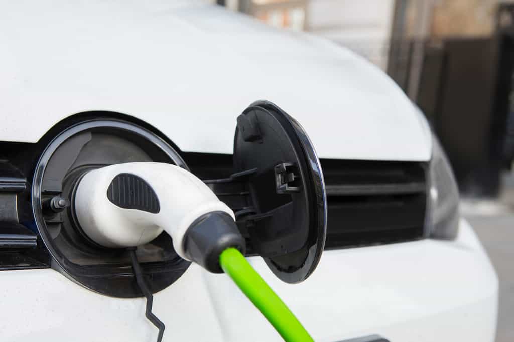 Malgré un prix de vente plus élevé que les voitures essence et diesel, les voitures électriques coûtent moins cher à l’usage. Les subventions généreuses et le coût d’entretien plus faible font partie des explications. © Daisy Daisy, Fotolia