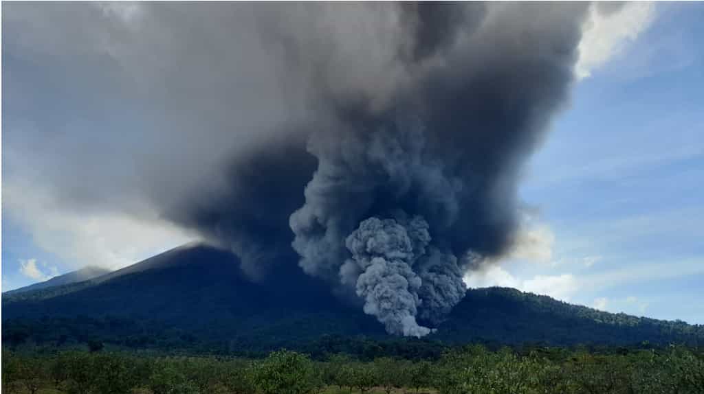 Nuée ardente sur le volcan Fuego. © INSIVUMEH
