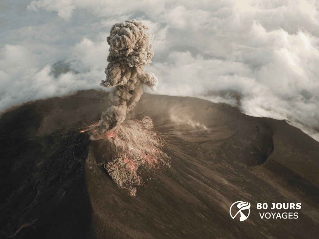 Explosion strombolienne du Fuego en avril 2020. © Sylvain Chermette, 80 Jours voyages