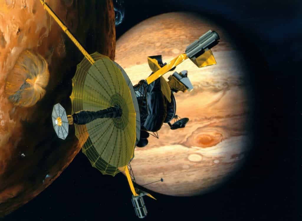 Galileo est lancée le 18 octobre 1989 par la navette spatiale américaine Atlantis. Après un voyage de six ans, au cours duquel elle a recours à l'assistance gravitationnelle de la Terre à deux reprises et à celle de Vénus, la sonde se place en orbite autour de Jupiter le 7 décembre 1995. Elle circule sur une orbite de deux mois qu'elle parcourt à 35 reprises au cours de la phase scientifique de la mission et qui s'achève après plusieurs prolongations en 2003. Au cours de son voyage vers Jupiter, Galileo effectue un survol rapproché des astéroïdes (951) Gaspra et (243) Ida, et découvre une lune autour de ce dernier, Dactyl. © Nasa, DP