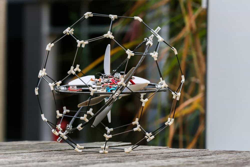 C'est grâce à sa cage rotative passive que le robot volant Gimball reste stable après une collision en vol. © A. Herzog, EPFL
