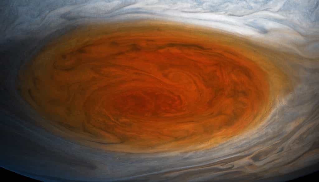 Gros plan sur la Grande Tache Rouge de Jupiter photographiée par Juno le 10 juillet. L’image brute a été traitée par Seán Doran et Gerald Eichstädt. © Nasa, JPL-Caltech, SwRI, MSSS, Gerald Eichstädt, Seán Doran