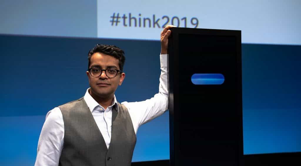 Harish Natarajan, finaliste des championnats du monde de débats de 2016 et champion d'Europe de débats en 2012, pose aux côtés du Project Debater d’IBM. © IBM