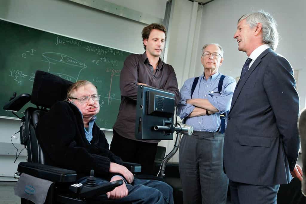 En 1983, James Hartle a développé avec Stephen Hawking une version quantique de la théorie de la relativité d'Einstein en cosmologie. Il s'agit du célèbre modèle sans bord de Hartle-Hawking. De gauche à droite Stephen Hawking, Thomas Hertog et James Hartle. © K.U.Leuven, Rob Stevens 