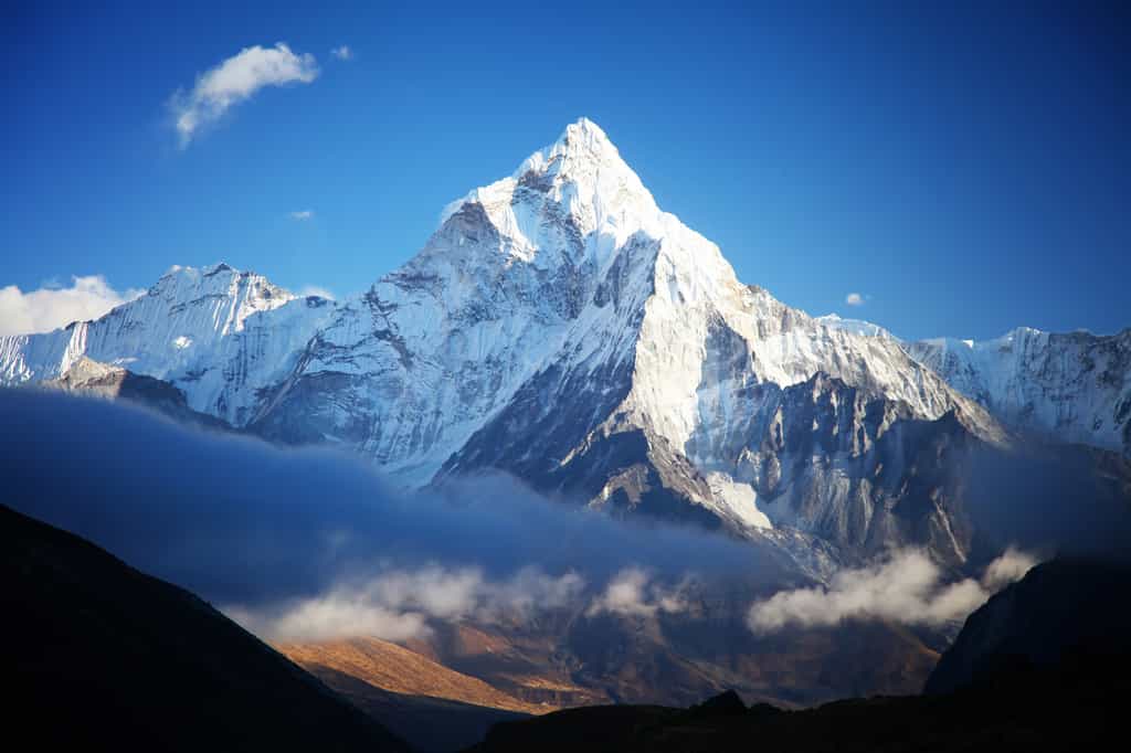 Le mont Everest, dans l'Himalaya, vu du camp de base (côté népalais). Sur le sommet le plus élevé de la Terre, qui culmine à 8.848 m, la pression atmosphérique est environ le tiers de celle au niveau de la mer. Un même volume d'air contient trois fois moins de molécules. © Tarik GOK, fotolia