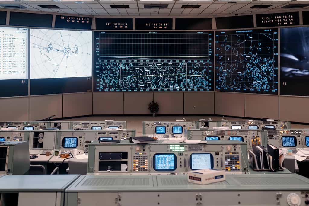 Le centre de contrôle des missions Apollo, également utilisé pour les missions Gemini. Il est vu ici  rénové avec une remise en état identique à l'année 1969. © Nasa