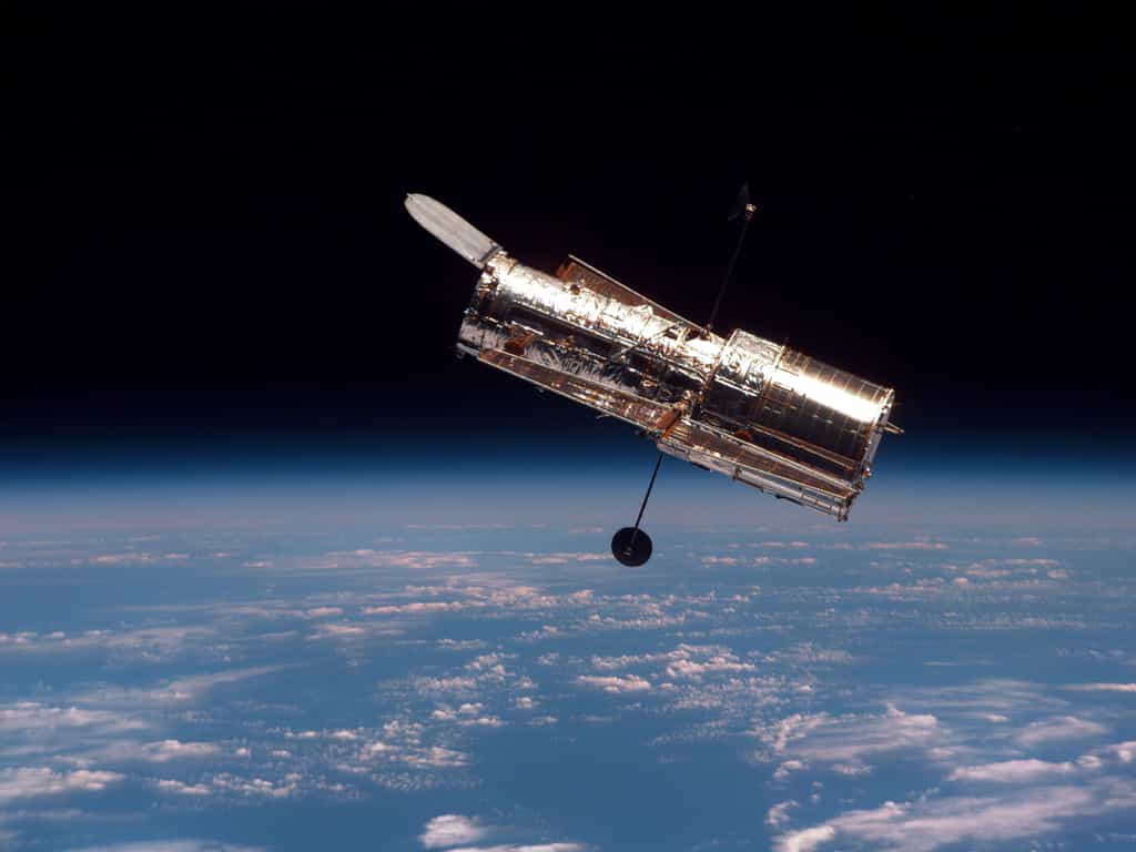 Le 25 avril 1990, l’équipage de Discovery déploie le télescope spatial Hubble à quelque 550 kilomètres au-dessus de la Terre. © Nasa