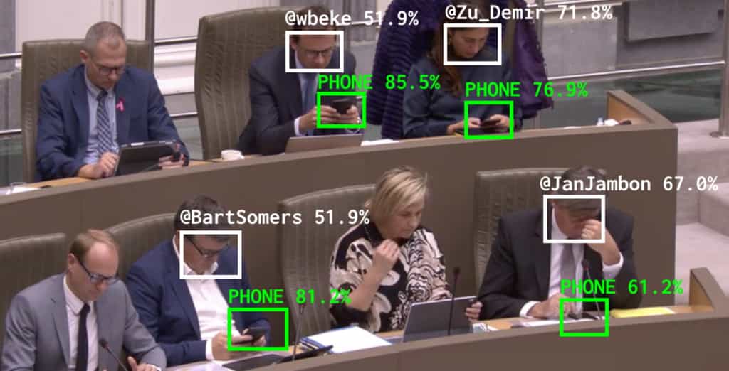 Pris le nez dans le smartphone, les élus de la province flamande en Belgique sont traqués par une IA qui va déterminer le temps qu’ils passent sur leur mobile en pleine séance. © Dries Depoorter