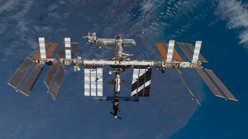 La Station spatiale internationale vue depuis la navette Atlantis en novembre 2009 (STS-129). « Au-dessus » de la grande poutre centrale (qui supporte notamment les panneaux solaires et ceux dissipateur de chaleur), on peut voir les modules de la partie occidentale et nippone du complexe orbital. Le module européen Columbus est clairement visible avec sa couleur bleutée. © Nasa 
