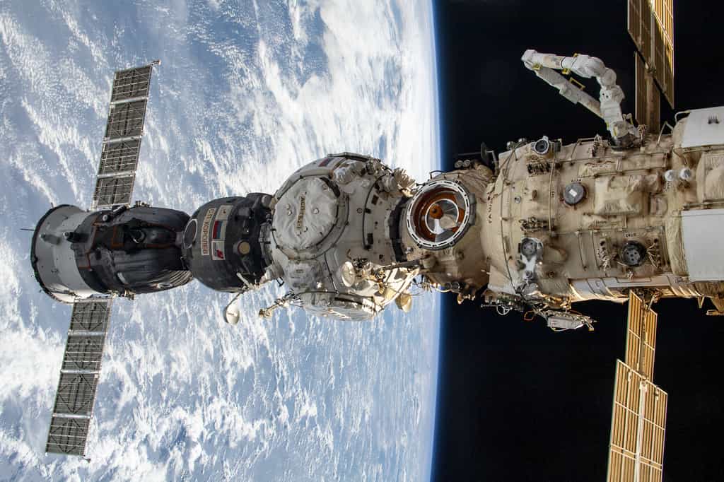 Mise en service en cours du bras robotique de l'Agence spatiale européenne (ERA). Ce bras, clairement visible à droite de l'image est installé sur le segment russe de la Station spatiale. © Nasa
