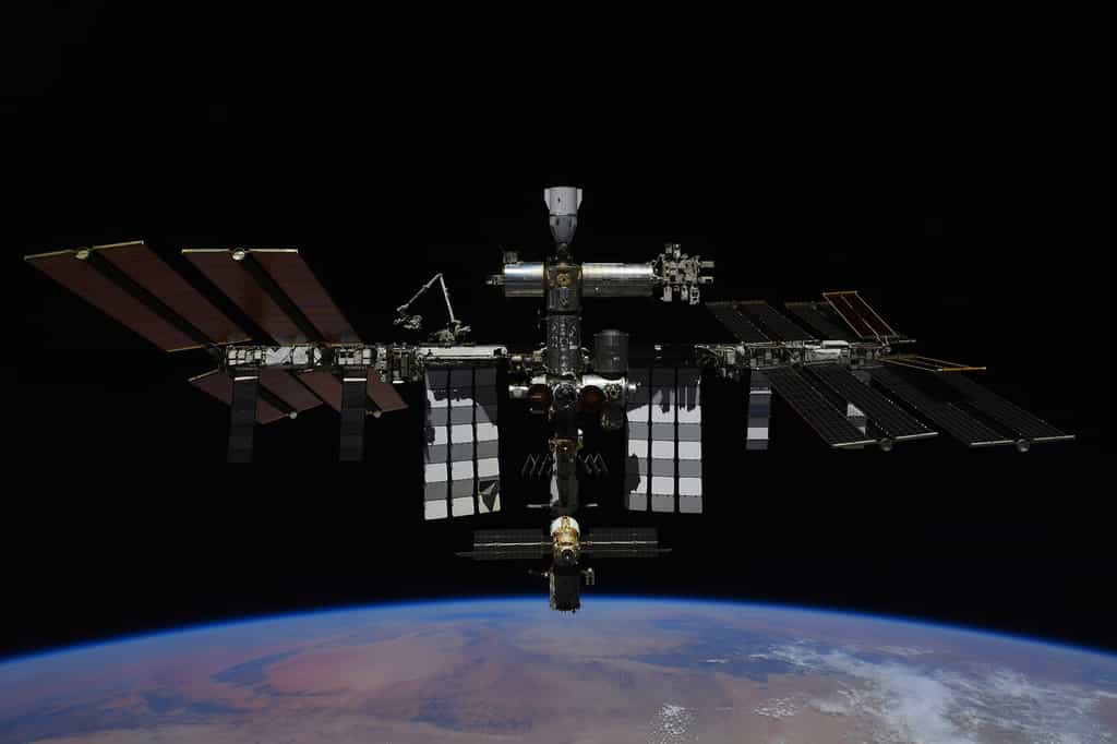 La Station spatiale internationale vue depuis un véhicule Soyouz. © Roscosmos, P. Dubrov