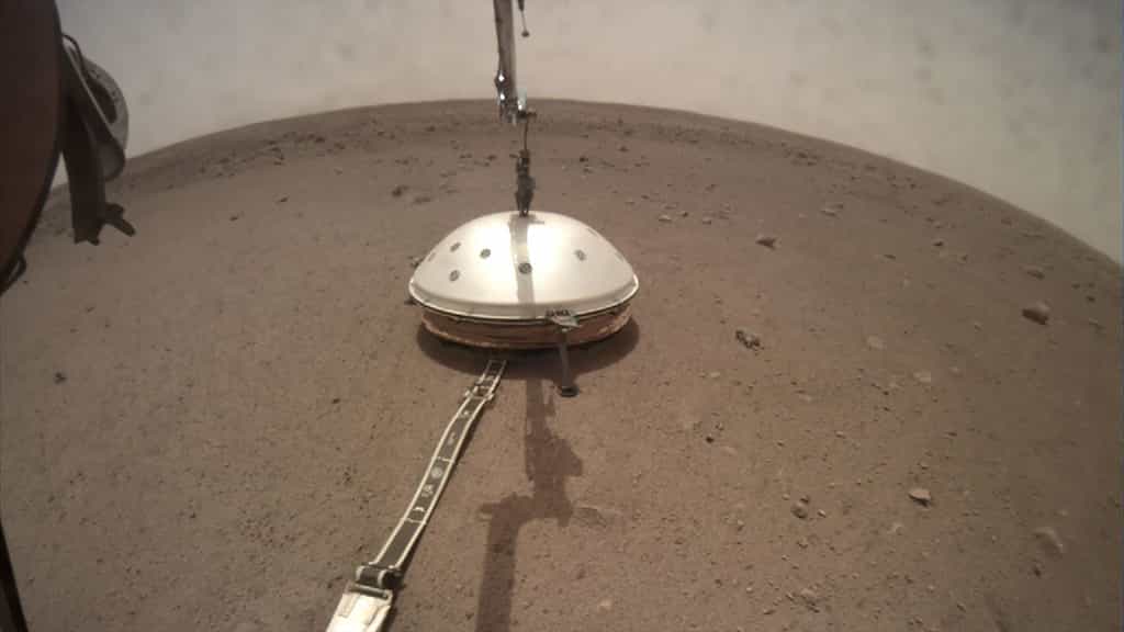 Le sismomètre Seis et son bouclier de protection de la mission InSight, déposés à la surface de Mars en deux étapes en décembre 2018 et février 2019. © Nasa, JPL-Caltech