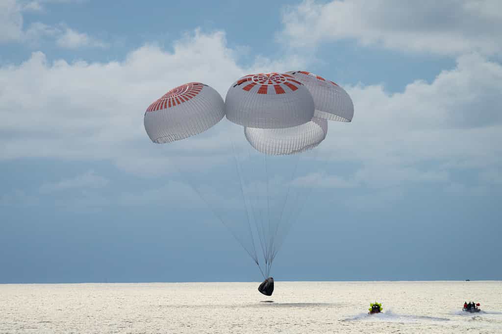 Amarrage réussi pour le Crew Dragon de SpaceX.&nbsp;Les « spatiotouristes »&nbsp;d'Inspiration4 sont revenus sur Terre sans encombre. © SpaceX