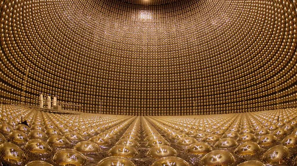 Une vue de l'intérieur du détecteur Super Kamiokande au Japon. Des photomuliplicateurs tapissent la paroi de ce réservoir géant d'eau. © Kamioka Observatory, ICRR (Institute for Cosmic Ray Research), The University of Tokyo.