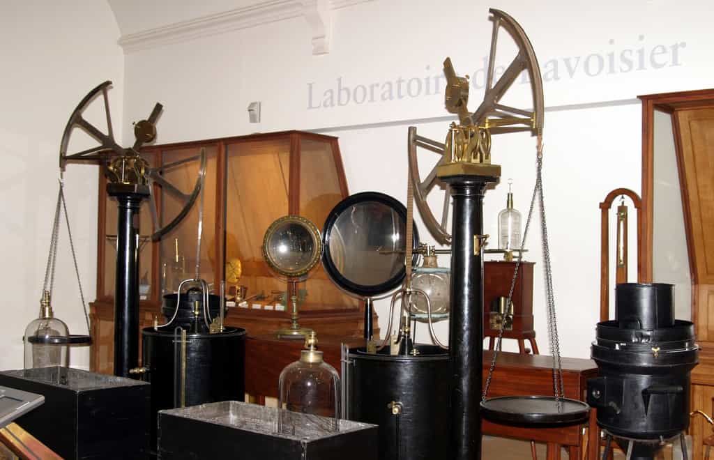 Laboratoire d'Antoine Laurent de Lavoisier reconstitué au musée des Arts et Métiers de Paris. © Wikimedia Commons, domaine public.