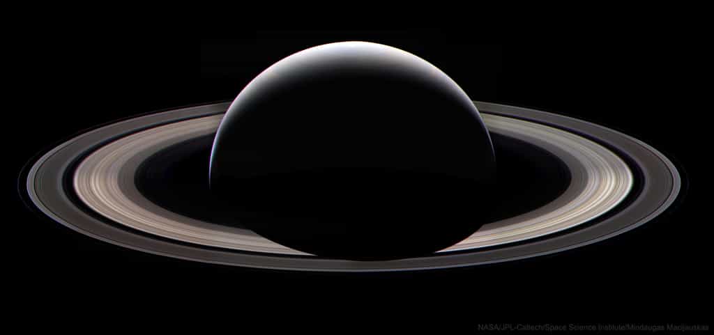 Saturne photographiée&nbsp;le 13 septembre 2017 par Cassini, peu avant son grand plongeon final dans la planète géante. Image composite&nbsp;retravaillée par&nbsp;Mindaugas Macijauskas et publiée sur l'Apod le 11 septembre 2021. ©&nbsp;Nasa, JPL-Caltech, Space Science Institute, Mindaugas Macijauskas