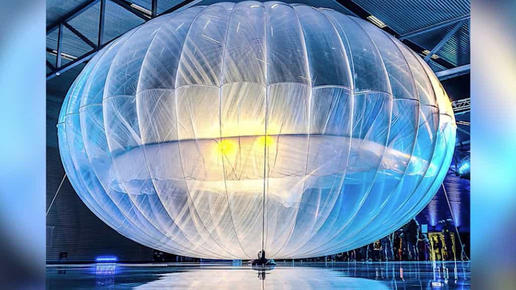 Les ballons stratosphériques du projet Loon de Google sont désormais en mesure de rester en l’air pendant six mois. Leur technologie de transmission bidirectionnelle a été améliorée pour supporter les réseaux cellulaires 4G existants. Ainsi, un seul ballon peut capter le signal d’une antenne relais puis le répercuter aux smartphones compatibles dans un rayon de 80 km. © Google Loon