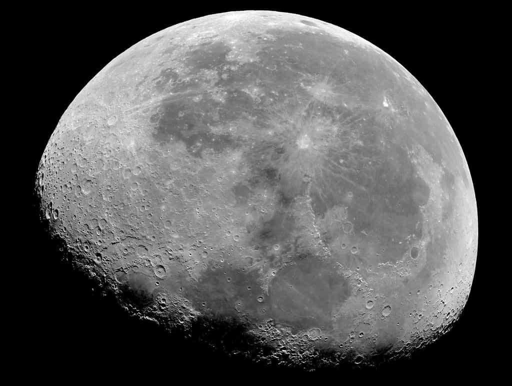 Image de la Lune acquise par le satellite Pléiades Neo 3 le 29 juin 2021. En bas, le terminateur : la lumière rasante et les ombres accentuent le relief des cratères. © Pléiades Neo, Airbus DS 2021
