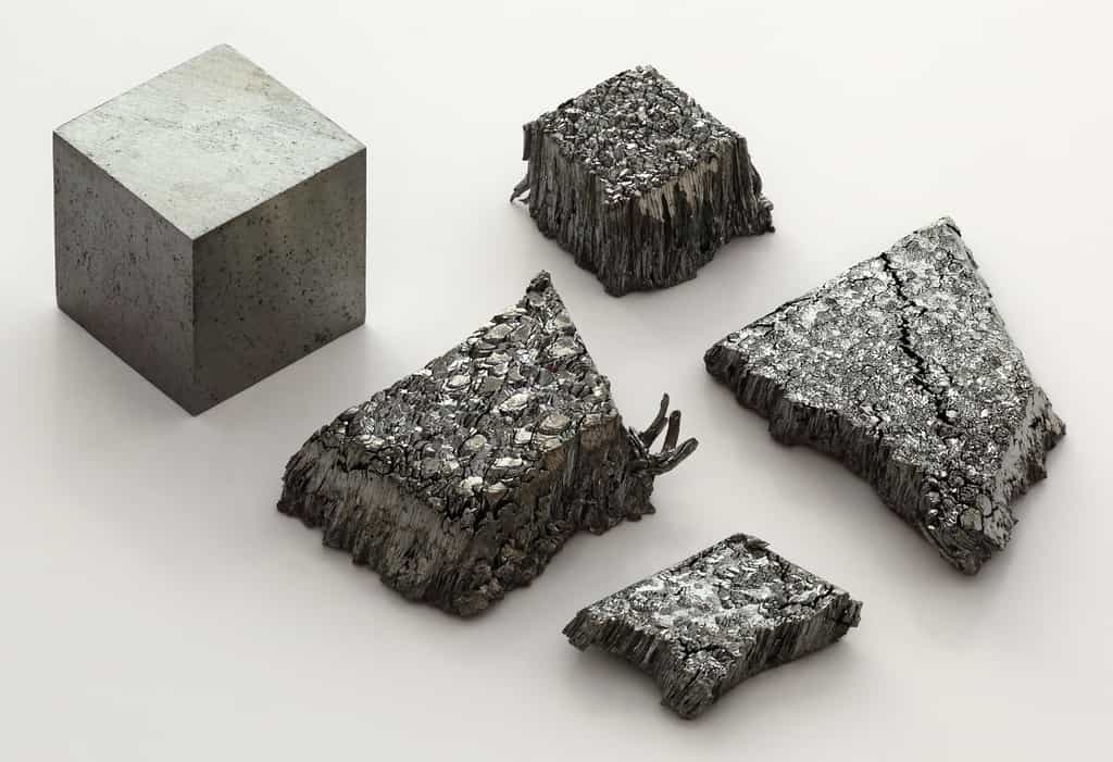 Le lutécium fait partie des terres rares. C'est le dernier élément chimique des lanthanides. Ici du lutécium sublimé sous une modification dendritique pure à 99,995 % et un cube d'un centimètre d'arête de lutécium (99,9 %) refondu à l'arc. © Alchemist-hp, Wikimedia Commons, CC by-nc-nd 3.0