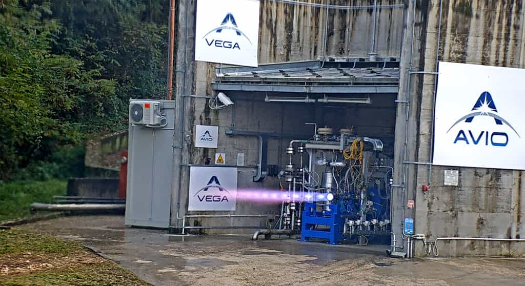 Premier essai sur banc de test du prototype de moteur M10 qui fonctionne avec un mélange d'oxygène et de méthane liquides. Ce moteur sera utilisé pour le futur Vega-E, une évolution du Vega-C qui doit entrer en service l'année prochaine. © Avio