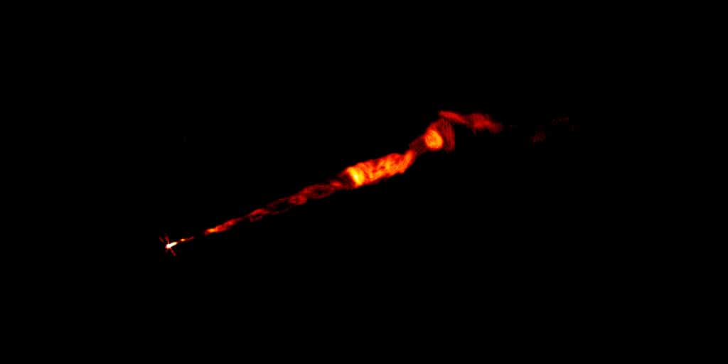 Cette image en fausses couleurs du VLA, réalisée à plusieurs fréquences radio, montre un jet dans le domaine radio provenant de la galaxie M87. Le jet, vu sur cette image, mesure environ 8.000 années-lumière. Cette image montre clairement la structure hélicoïdale en forme de tire-bouchon dans la partie interne du jet, qui prend naissance au point lumineux à gauche, au cœur de la galaxie, où réside un trou noir supermassif. © Pasetto et al., Sophia Dagnello, NRAO/AUI/NSF