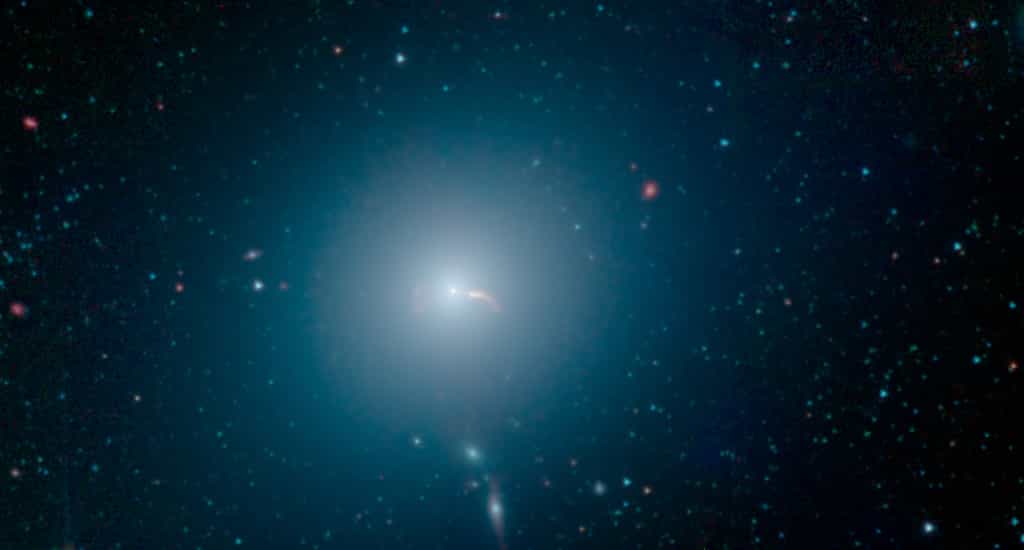 En plein cœur de la galaxie massive M87, un trou noir supermassif de 6,5 milliards de masses solaires. Sur cette image composite capturée dans plusieurs longueurs dans l’infrarouge par le télescope spatial Spitzer, on aperçoit ses jets de particules propulsés à travers la galaxie. © Nasa, JPL-Caltech, IPAC, Event Horizon